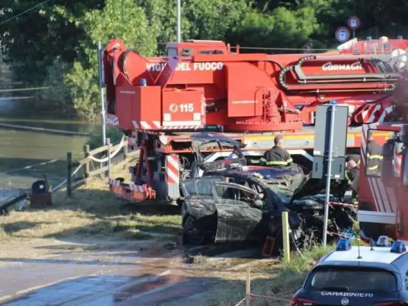 casalmaggiore   auto finisce nel fiume po  2