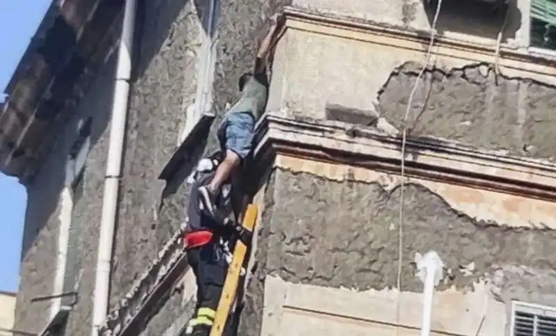 castellammare di stabia   ladro in fuga si aggrappa al cornicione di un palazzo 