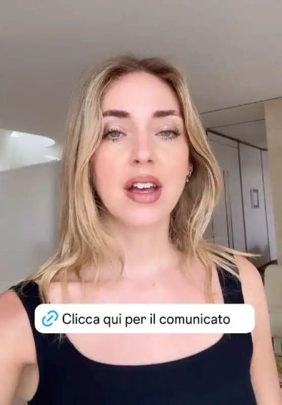 chiara ferragni legge il comunicato sulla decisione dell antitrust 10