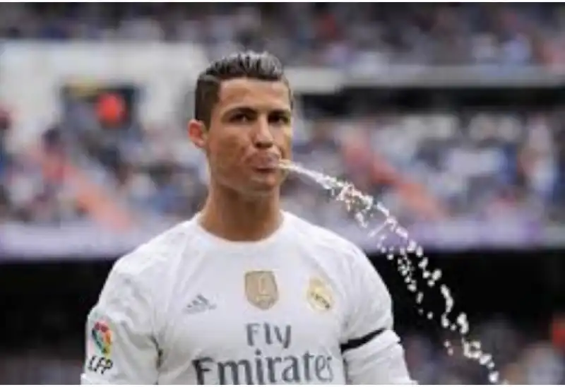 cristiano ronaldo beve e sputa