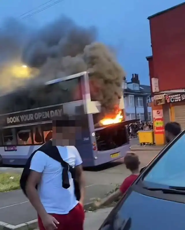 disordini contro la polizia a leeds 13