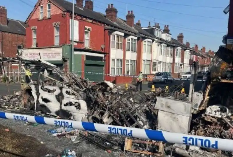 disordini contro la polizia a leeds 19