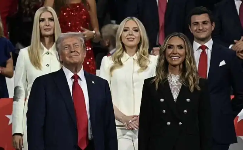 donald e lara trump con dietro ivanka tiffany e il marito