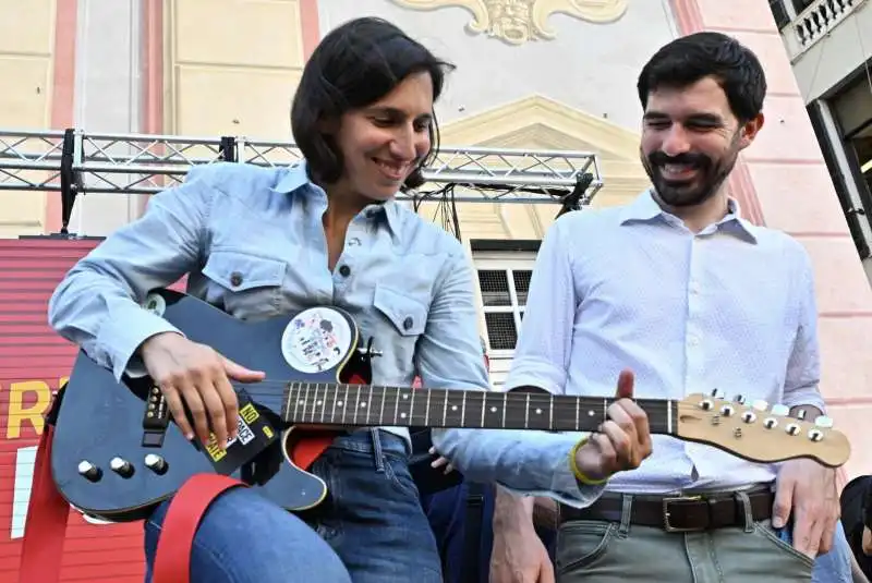 elly schlein con la chitarra in mano   genova, manifestazione per le dimissioni di giovanni toti   