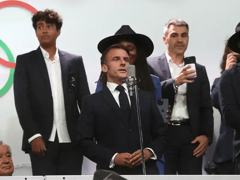 emmanuel macron alla cerimonia di apertura delle olimpiadi di parigi 