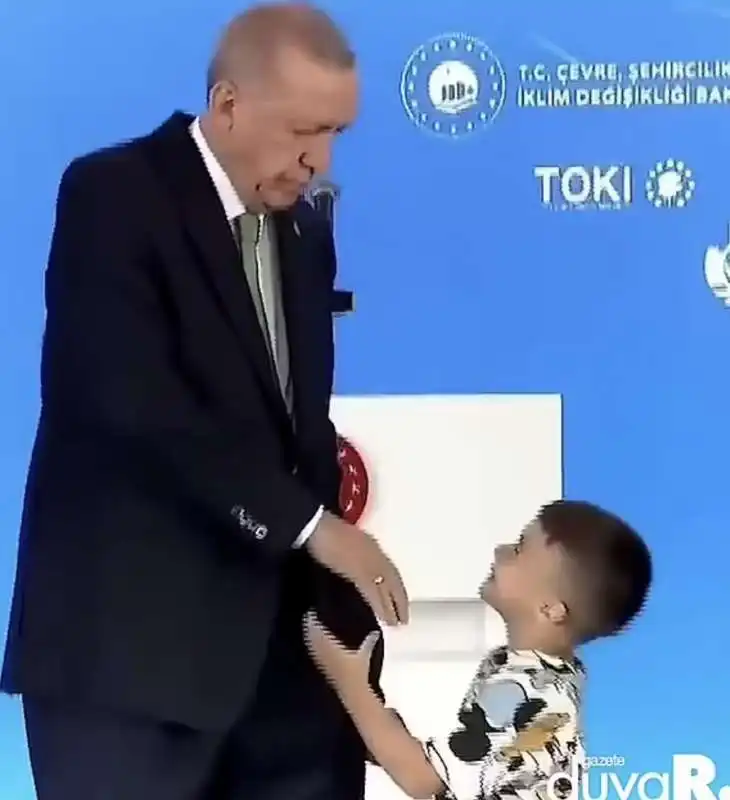 ERDOGAN SCHIAFFEGGIA UN BAMBINO 