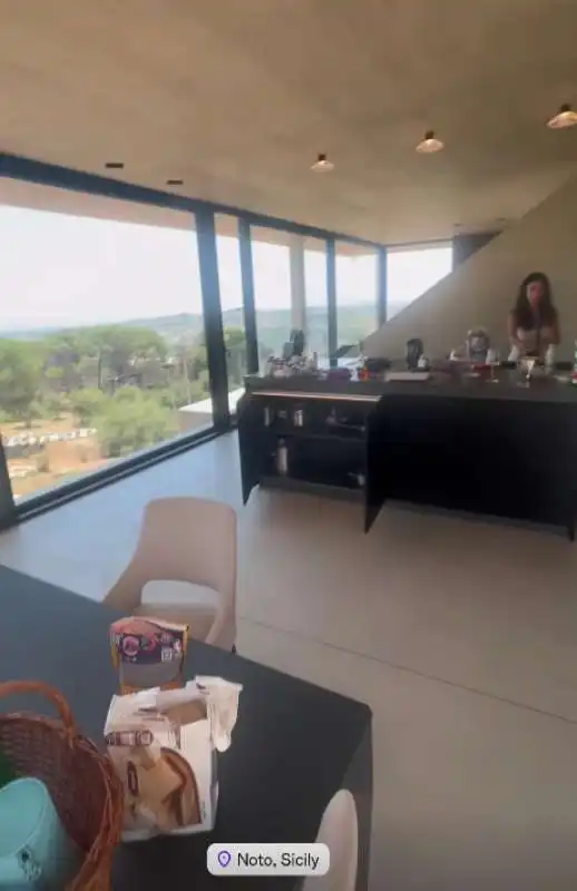 fabrizio corona e sara barbieri in vacanza in una mega villa di noto 8