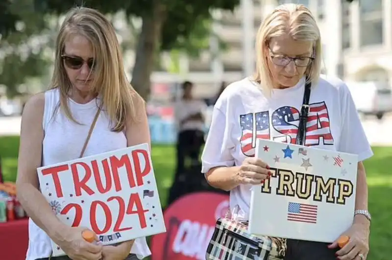 fan di trump alla convention repubblicana di milwaukee 