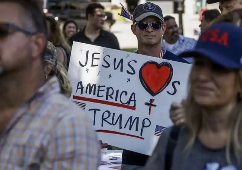 fan di trump alla convention repubblicana di milwaukee