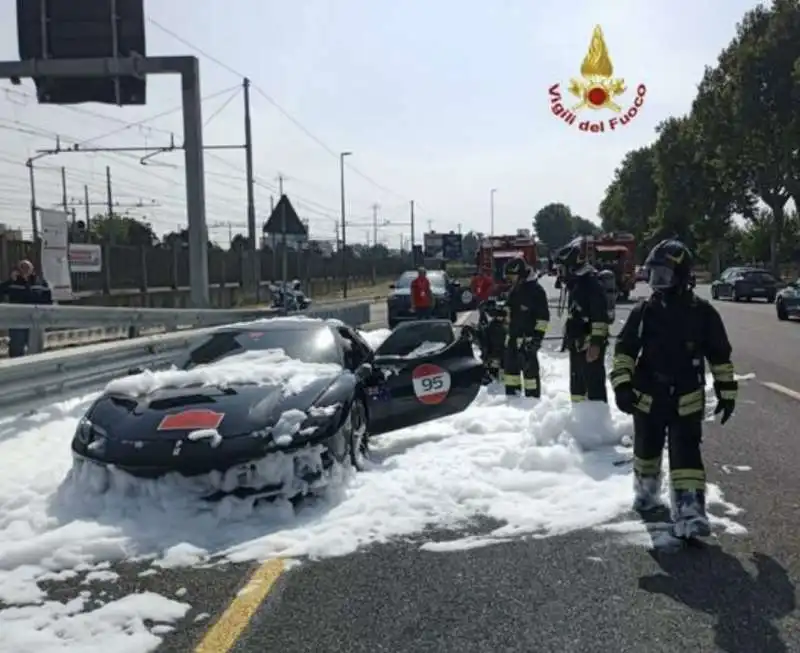 ferrari prende fuoco   3