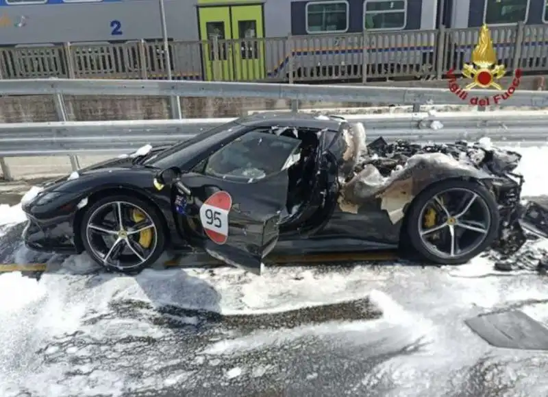 ferrari prende fuoco   4