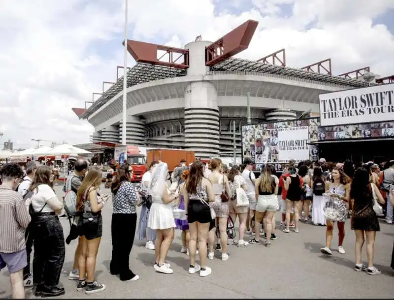 fila per taylor swift a milano