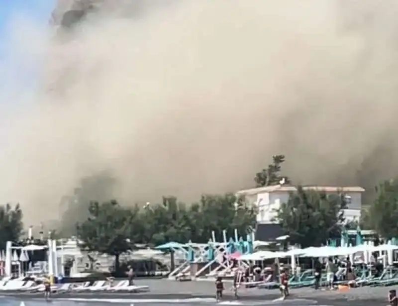 frana sulla spiaggia a monte di procida 