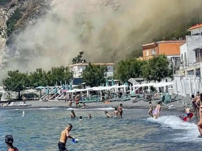 frana sulla spiaggia a monte di procida 