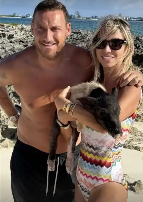 francesco totti e noemi bocchi alle bahamas 