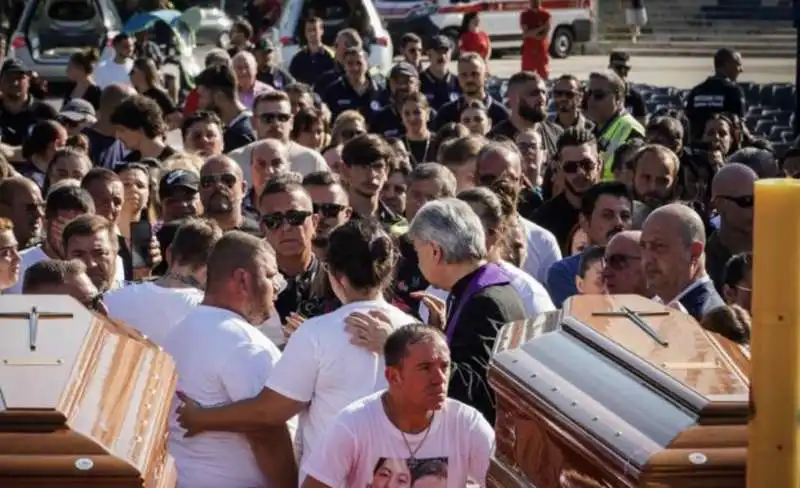 funerali delle vittime del crollo di scampia   4