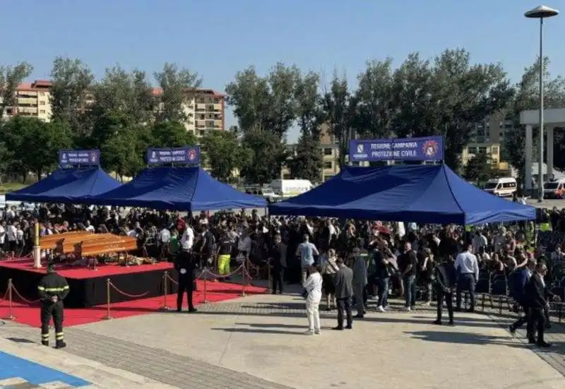 funerali vittime del crollo a scampia   5