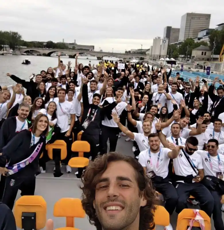 gianmarco tamberi e la squadra italiana alla cerimonia d apertura delle olimpiadi di parigi 2024