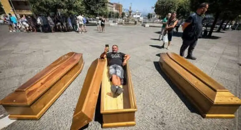 i seppellitori del cimitero di napoli in piazza con le bare 2