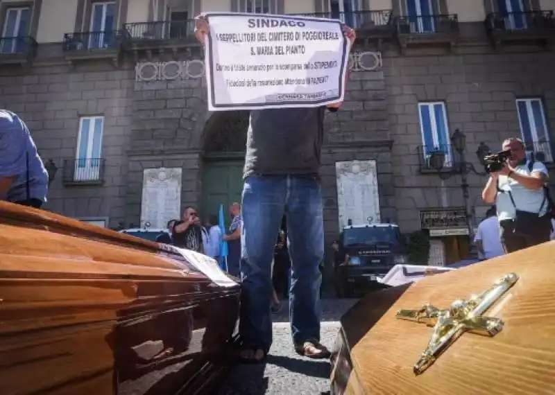 i seppellitori del cimitero di napoli in piazza con le bare 4