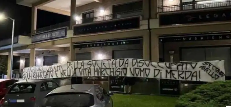 il ristorante di cui e socio marchisio e lo striscione appeso dagli ultra