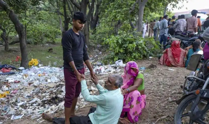 india   pellegrini morti schiacciati dalla calca durante festa religiosa  4