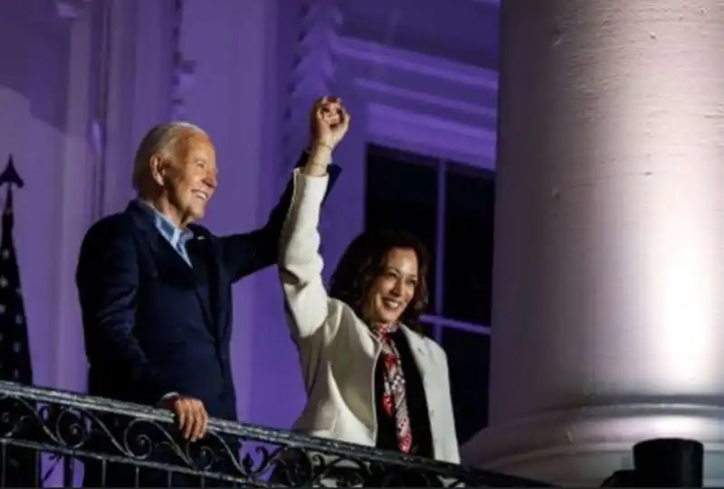 joe biden con kamala harris   festa del 4 luglio  