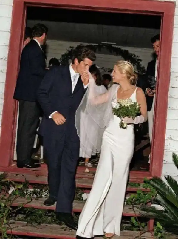 john f kennedy jr e carolyn bessette  2