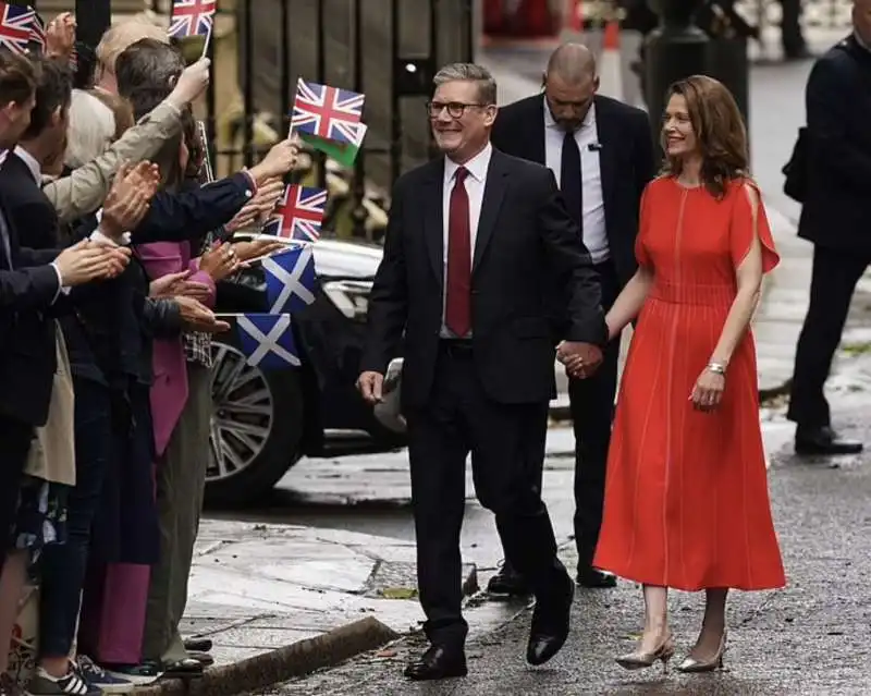 keir starmer e la moglie victoria  a downing street 