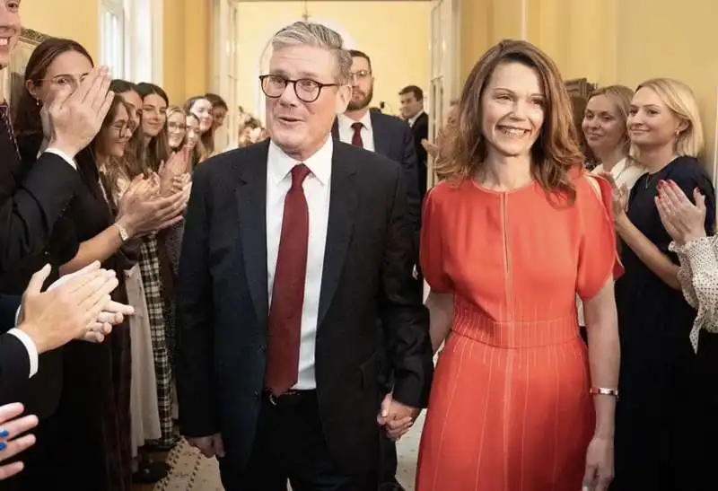 keir starmer e la moglie victoria entrano a downing street 