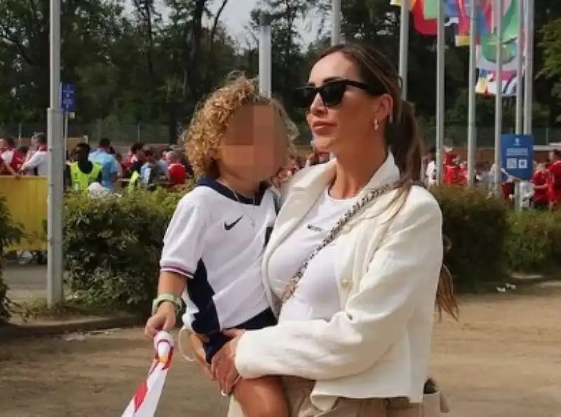 lauryn goodman con il figlio avuto da kyle walker a euro 2024