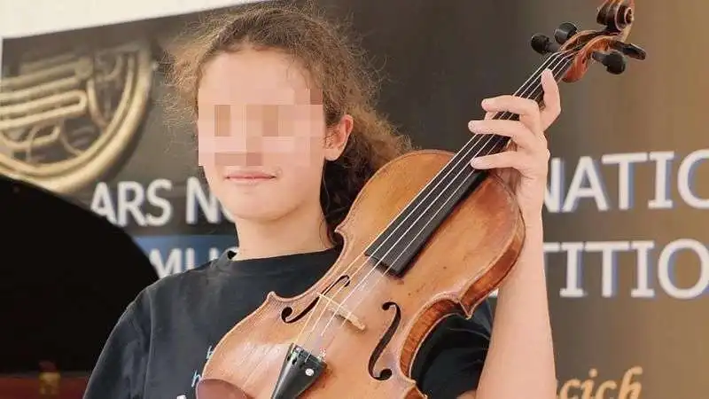 LOREA MIMURA CON IL VIOLINO DEL 700 TROVATO TRA I RIFIUTI 