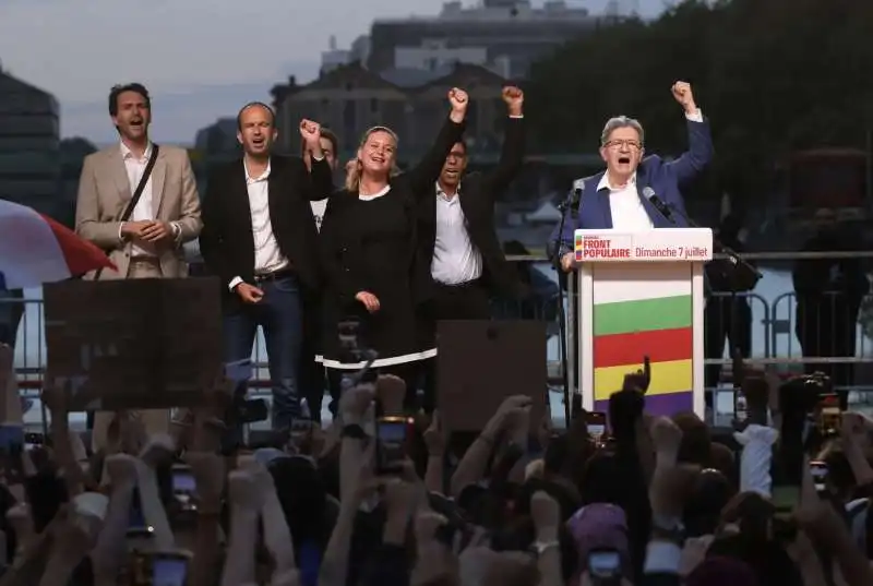 Luc Melenchon festeggia in piazza