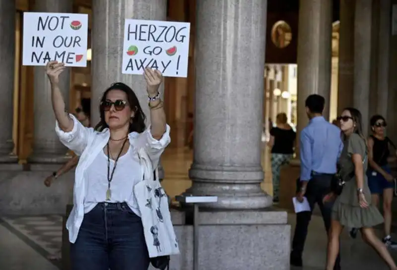 manifestanti pro palestina contro la visita di isaac herzog