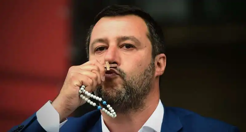 matteo salvini bacia il rosario