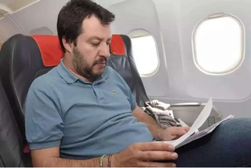 matteo salvini in aereo