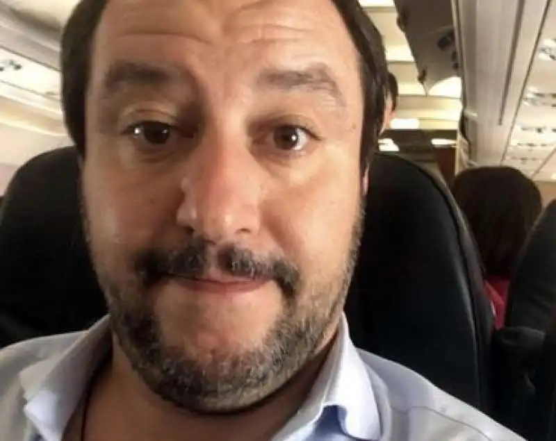 matteo salvini in aereo