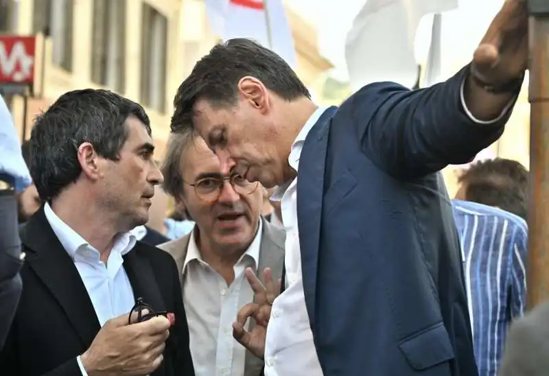 nicola fratoianni.   angelo bonelli   giuseppe conte   genova, manifestazione per le dimissioni di giovanni toti   