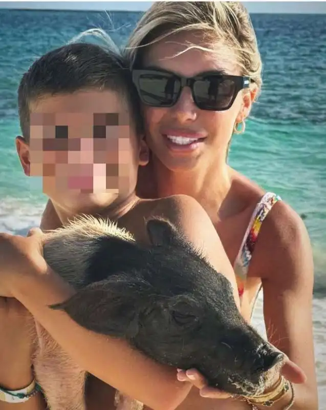 noemi bocchi con il figlio alle bahamas 