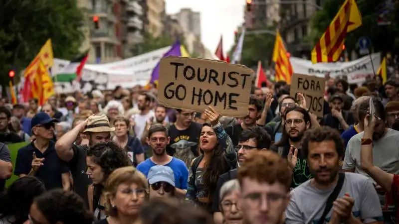 proteste a barcellona contro il turismo di massa  2