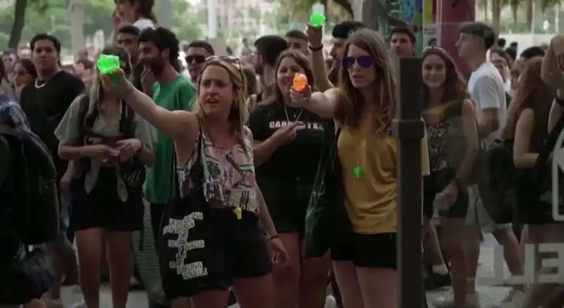 proteste a barcellona contro il turismo di massa  3