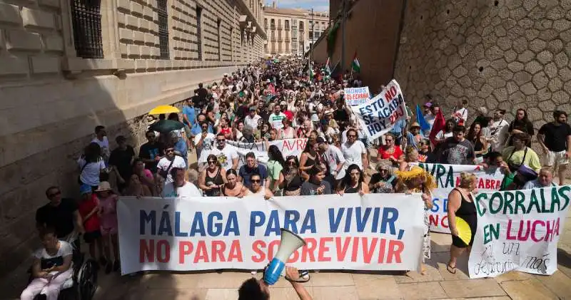 proteste a malaga contro il turismo di massa  2