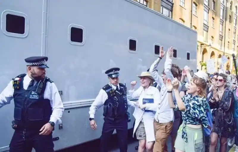 proteste fuori dal tribunale per il processo agli eco attivisti di just stop oil. 1