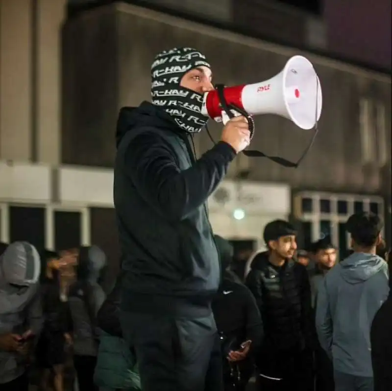 proteste fuori dalla stazione di polizia di rochdale  1