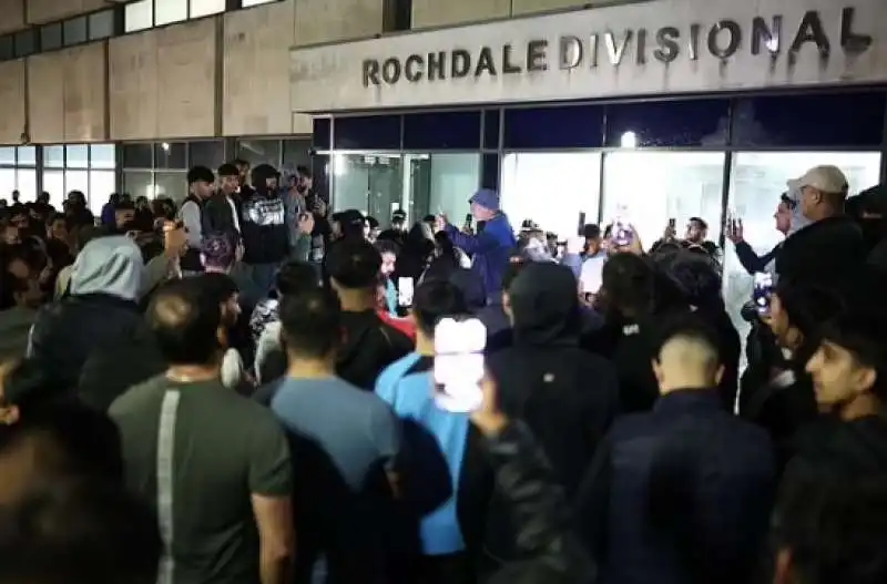 proteste fuori dalla stazione di polizia di rochdale  2