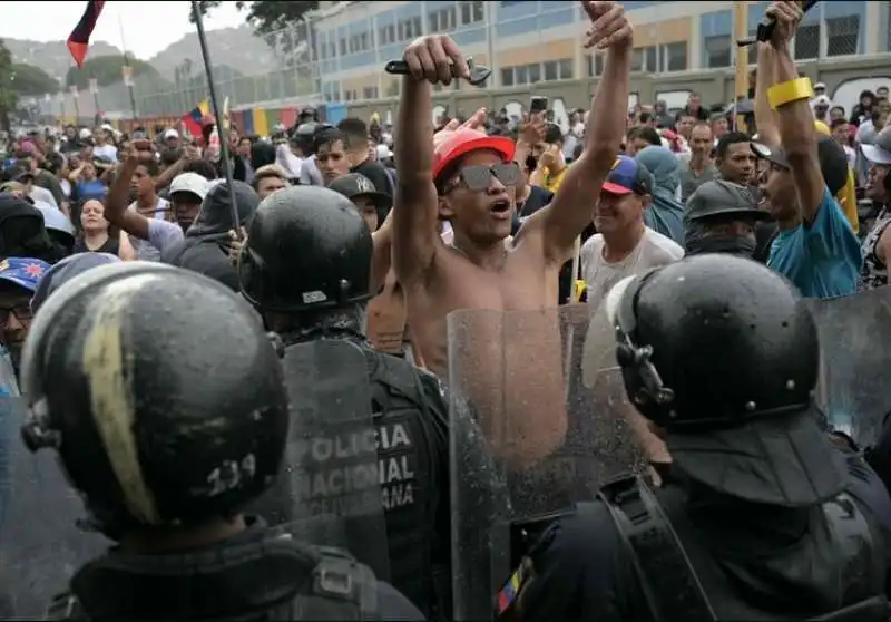 proteste in venezuela contro la rielezione di nicolas maduro   12