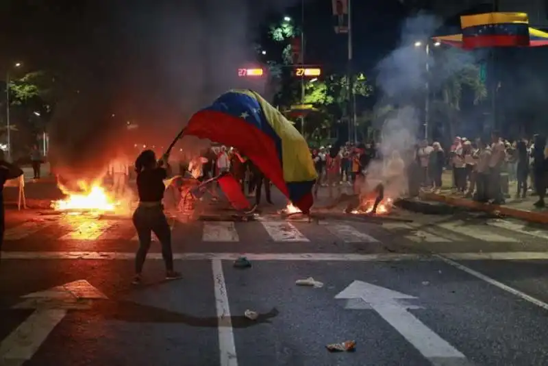 proteste in venezuela contro la rielezione di nicolas maduro   3