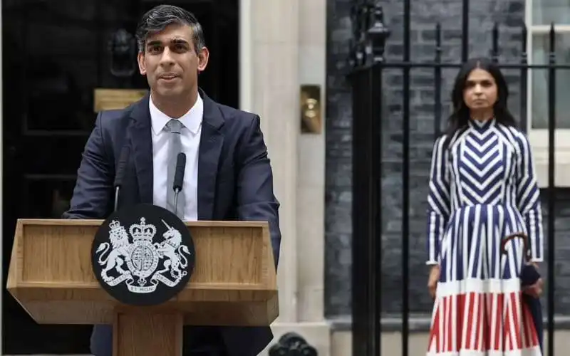 rishi sunak lascia downing street con la moglie akshata murthy