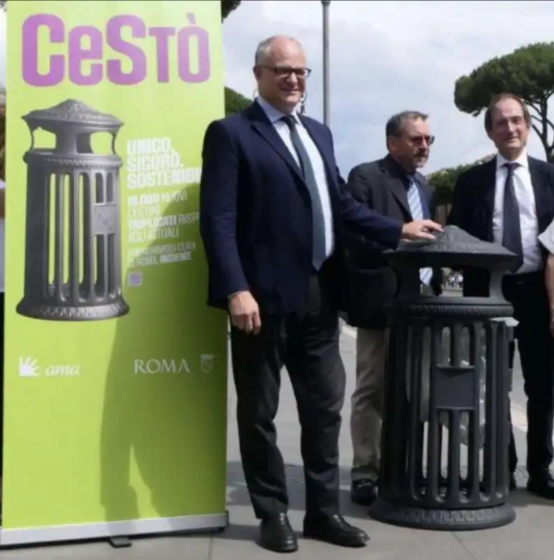 roberto gualtieri e cesto   i nuovi cestini di roma 