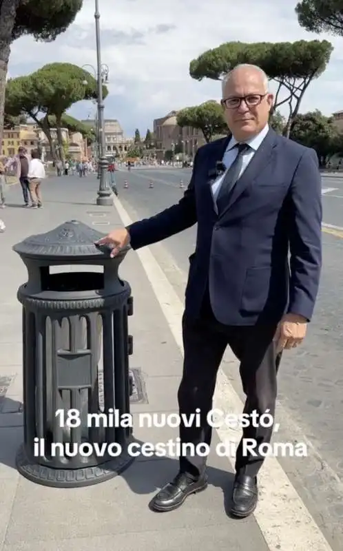 roberto gualtieri presenta     cesto   i nuovi cestini di roma  